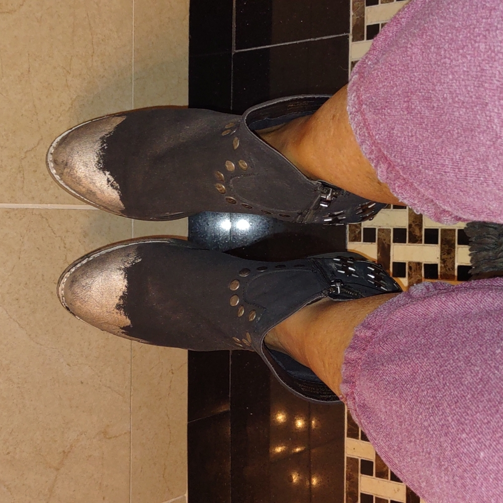 Ankle boots leather sz. 8.5 very comfy very unique. 1star is missing on each boo